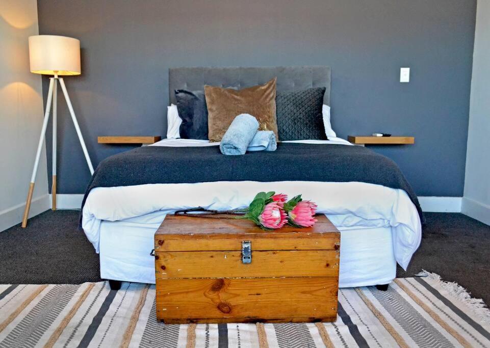 Central Modern Studio Apartment, Hermanus Waterfront Kültér fotó