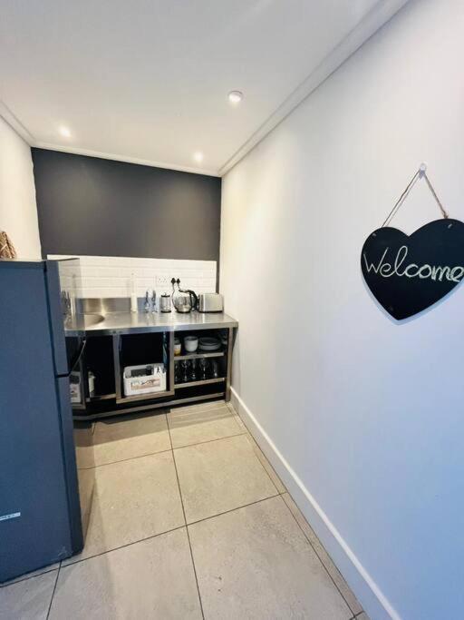 Central Modern Studio Apartment, Hermanus Waterfront Kültér fotó