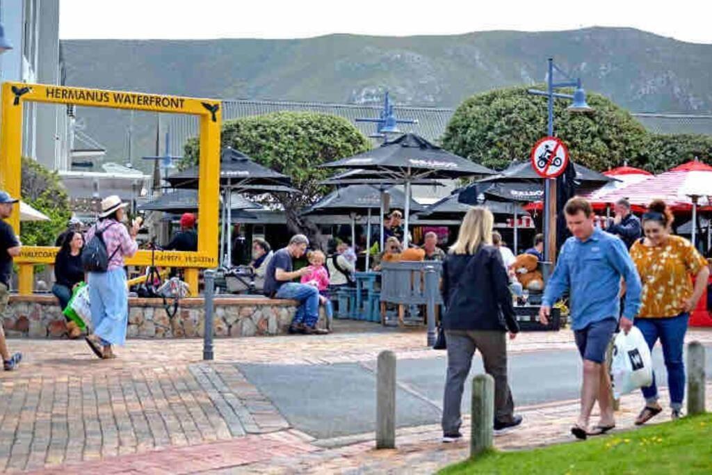 Central Modern Studio Apartment, Hermanus Waterfront Kültér fotó