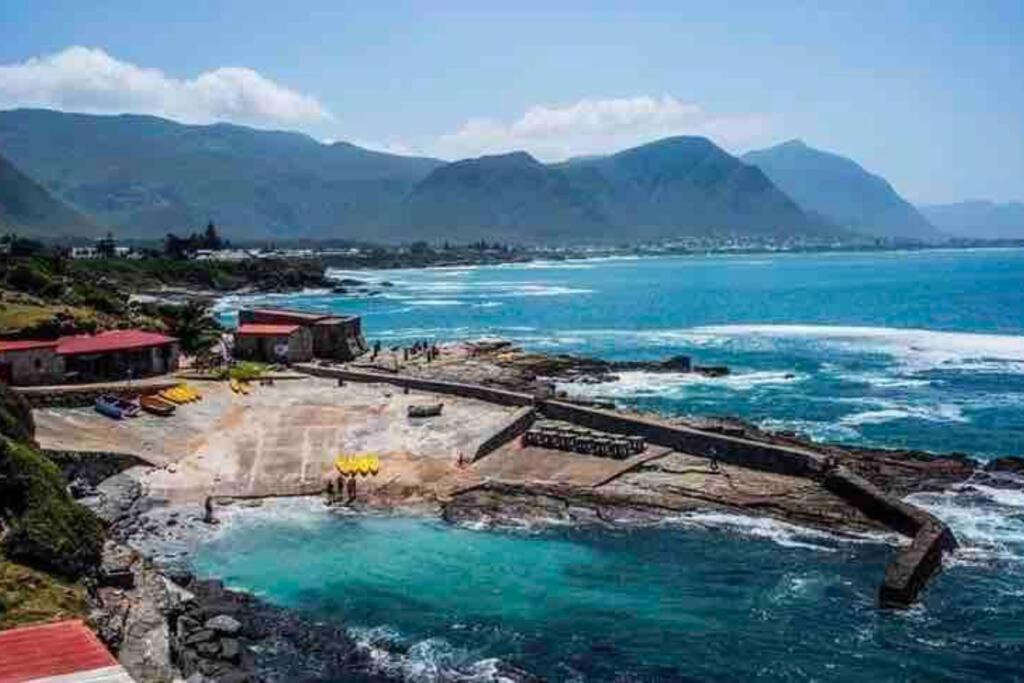 Central Modern Studio Apartment, Hermanus Waterfront Kültér fotó